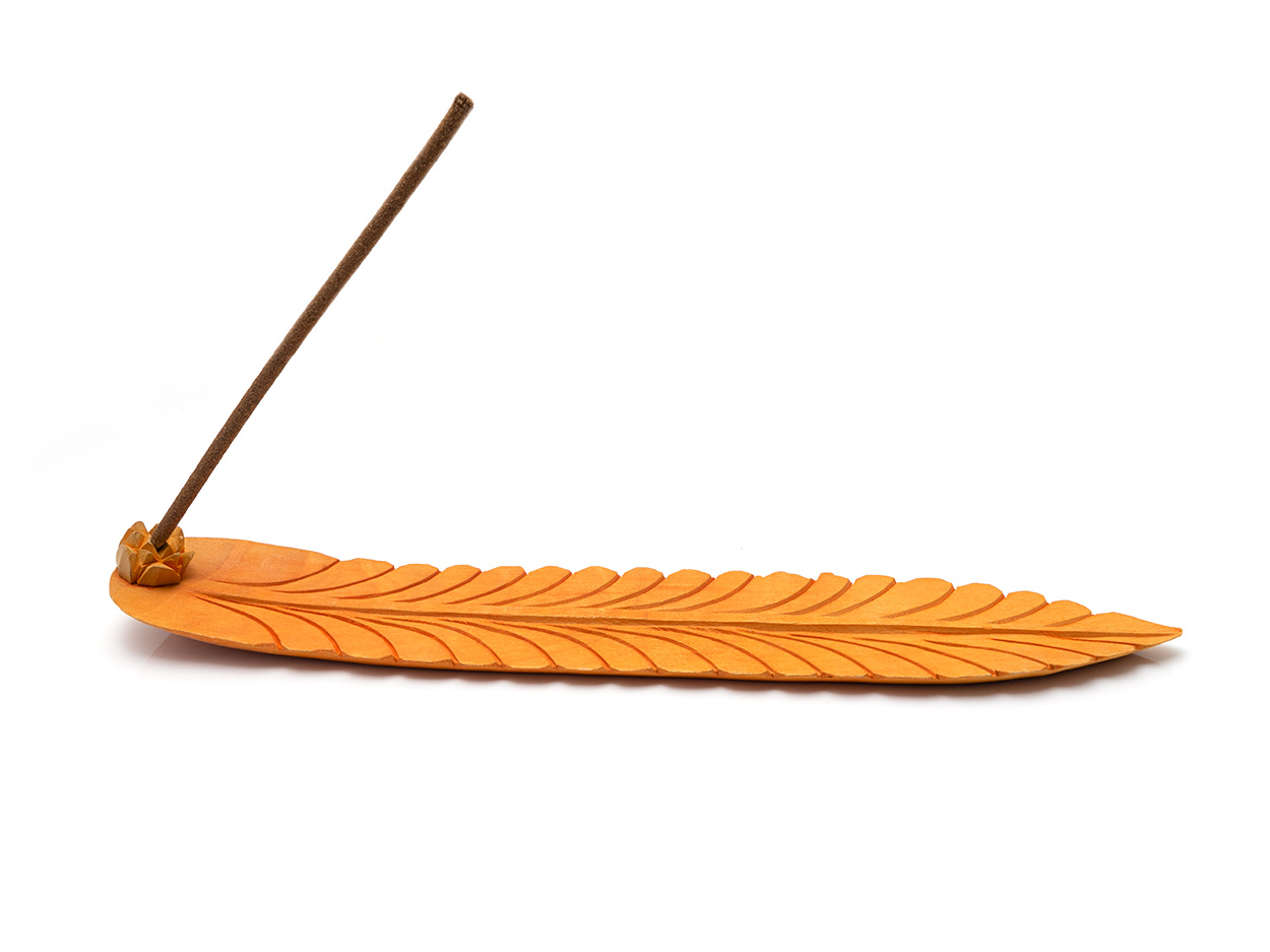 Räucherstäbchen-Halter Holz in Orange, Beispiel mit Räucherstäbchen