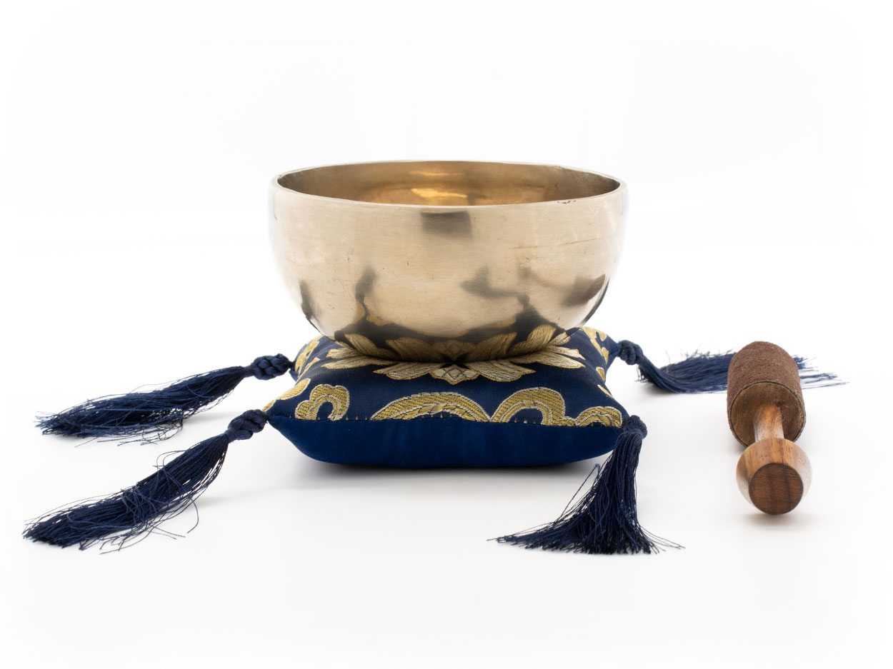 Kleine handgeschmiedete Klangschale ca. 250-300 g auf nachtblauem Kissen mit Lotusmotiv, mit Holz-/Lederklöppel