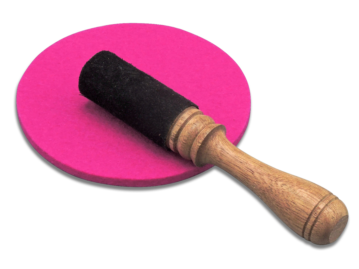 Pinkfarbene Filzunterlage für gegossene Klangschale und Holz-Leder-Klöppel