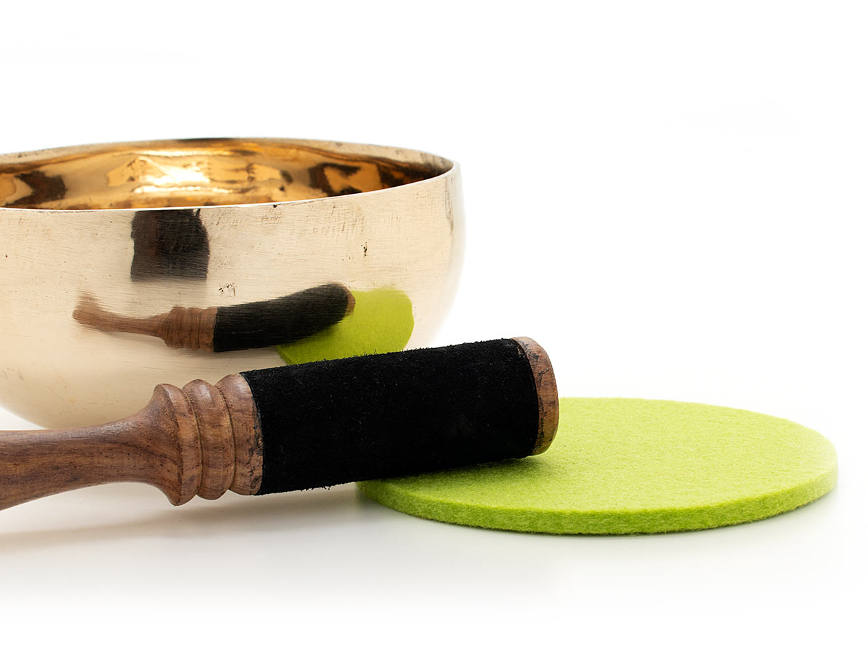 Kleine hochglanzpolierte Klangschale ca. 375 g mit Klöppel und Filzpad in kiwi