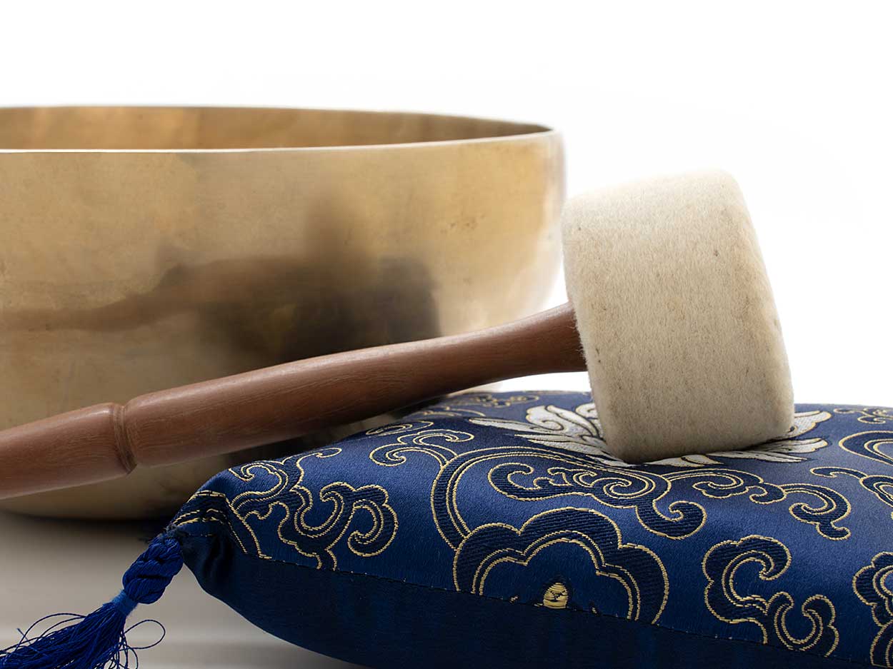 Klangschale traditionell geschmiedet ca. 1500 g, blaues Kissen mit Holz-Filz Klöppel