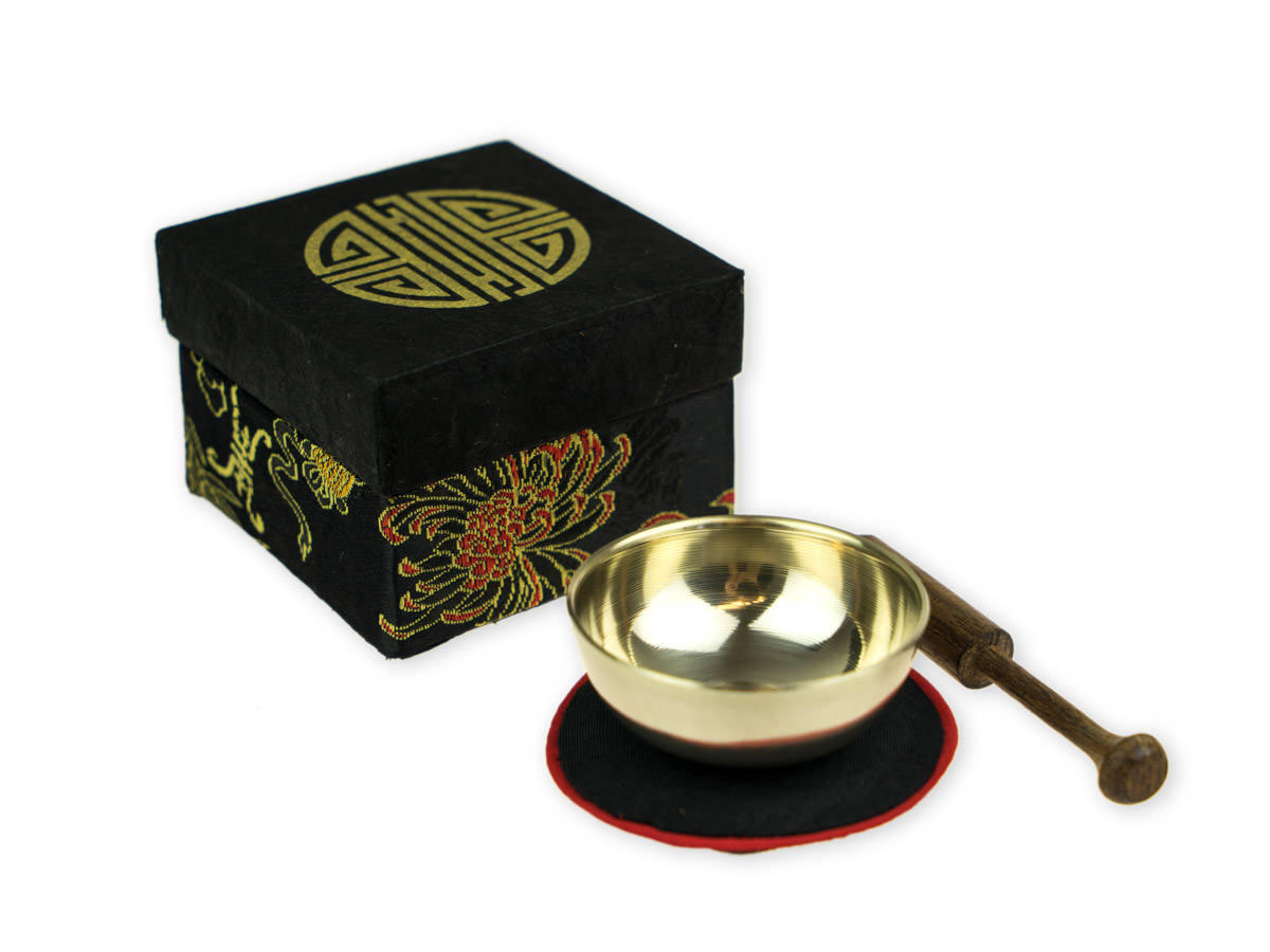 Set in Brokat Box mini schwarz mit Shou-Symbol, mini Klangschale, schwarz-rotem Pad und Holz Klöppel
