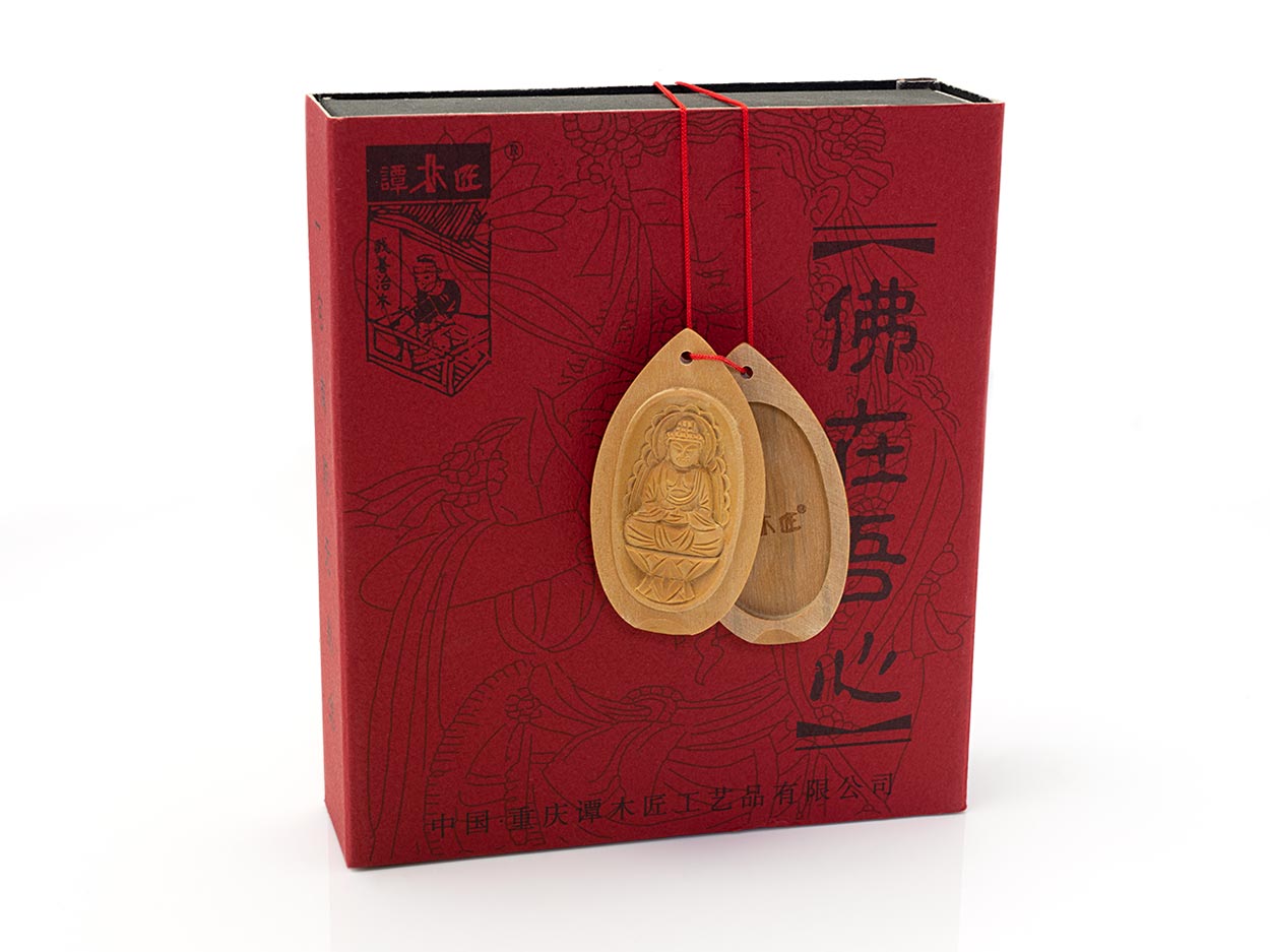 Holz-Anhänger 'Buddha' aus hellem Holz mit Buddha-Relief im Inneren und Verpackung