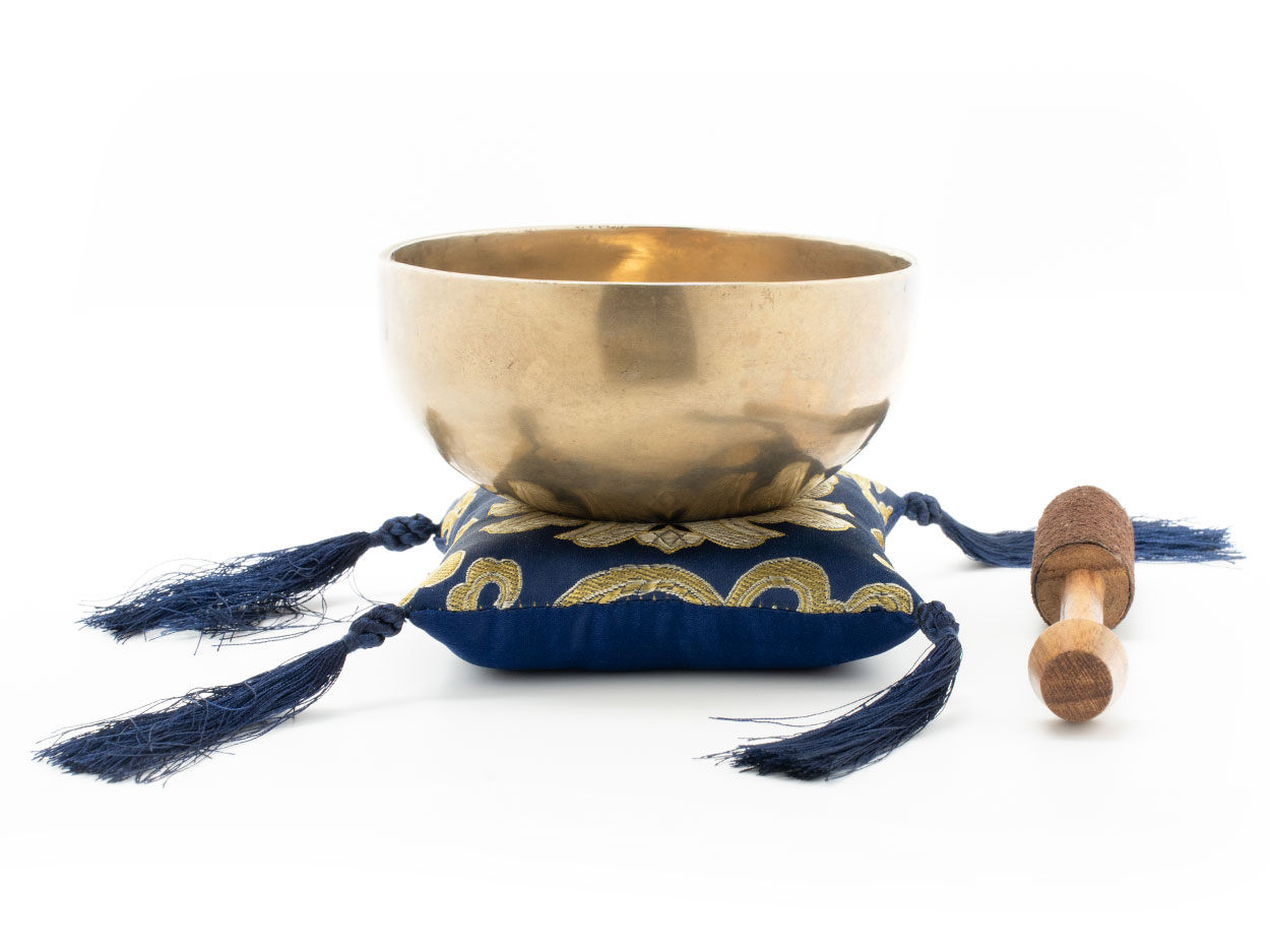 Kleine handgeschmiedete Klangschale ca. 300-350 g auf blauem Kissen mit Lotusmotiv und Holz-Leder Klöppel