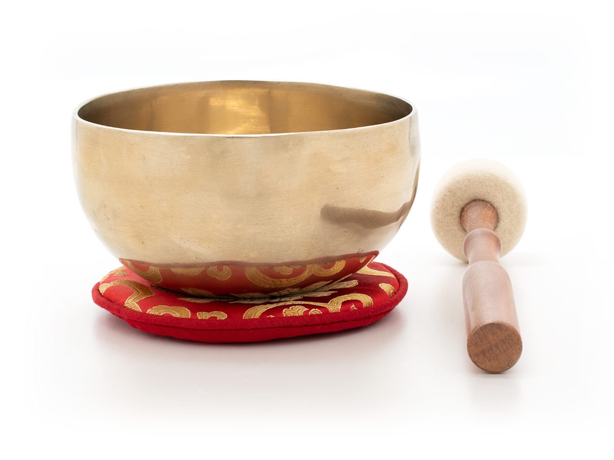 Tibetische Klangschale ca. 500 - 550 g auf roter Unterlage mit goldenem Lotusmotiv, mit Holz-Filz-Klöppel