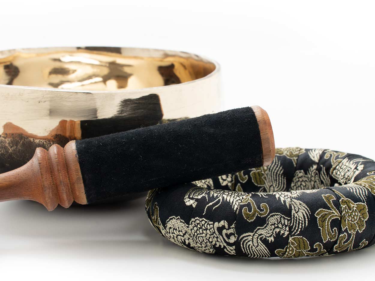 Kleinere exklusive Klangschale im Set ca. 450 g, mit Holz-Leder Klöppel und schwarzem Ring mit Drachen-Motiv