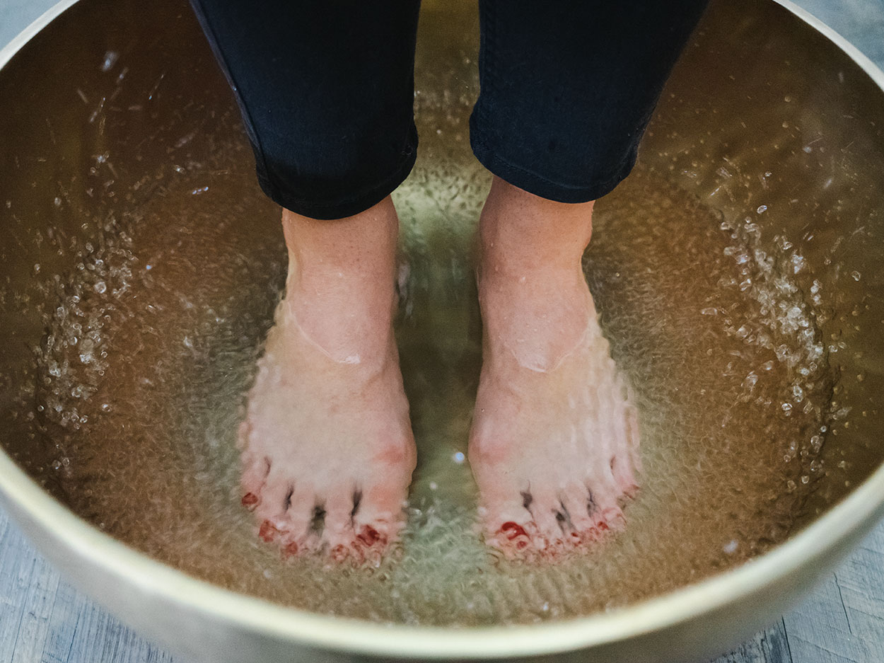 Fußklangschale mit Füßen und Wasser