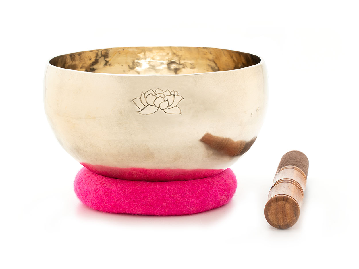Hochglanzpolierte Klangschale mit Lotusgravur 750-800 g mit Klöppel und pinkfarbenem Filzring