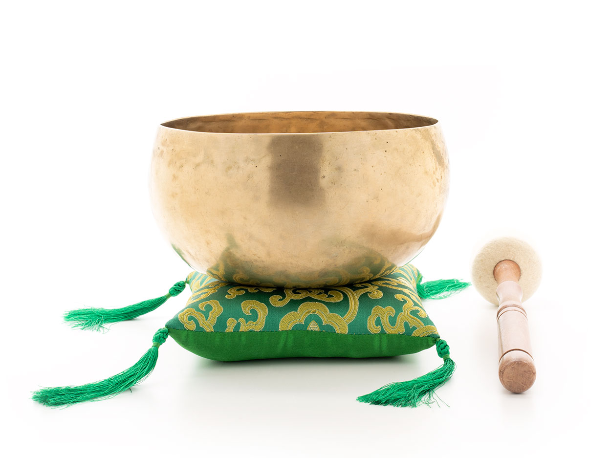 Nepal-Klangschale ca. 400-450 g mit Lotus-Kissen in grün und Holz-Filz Klöppel