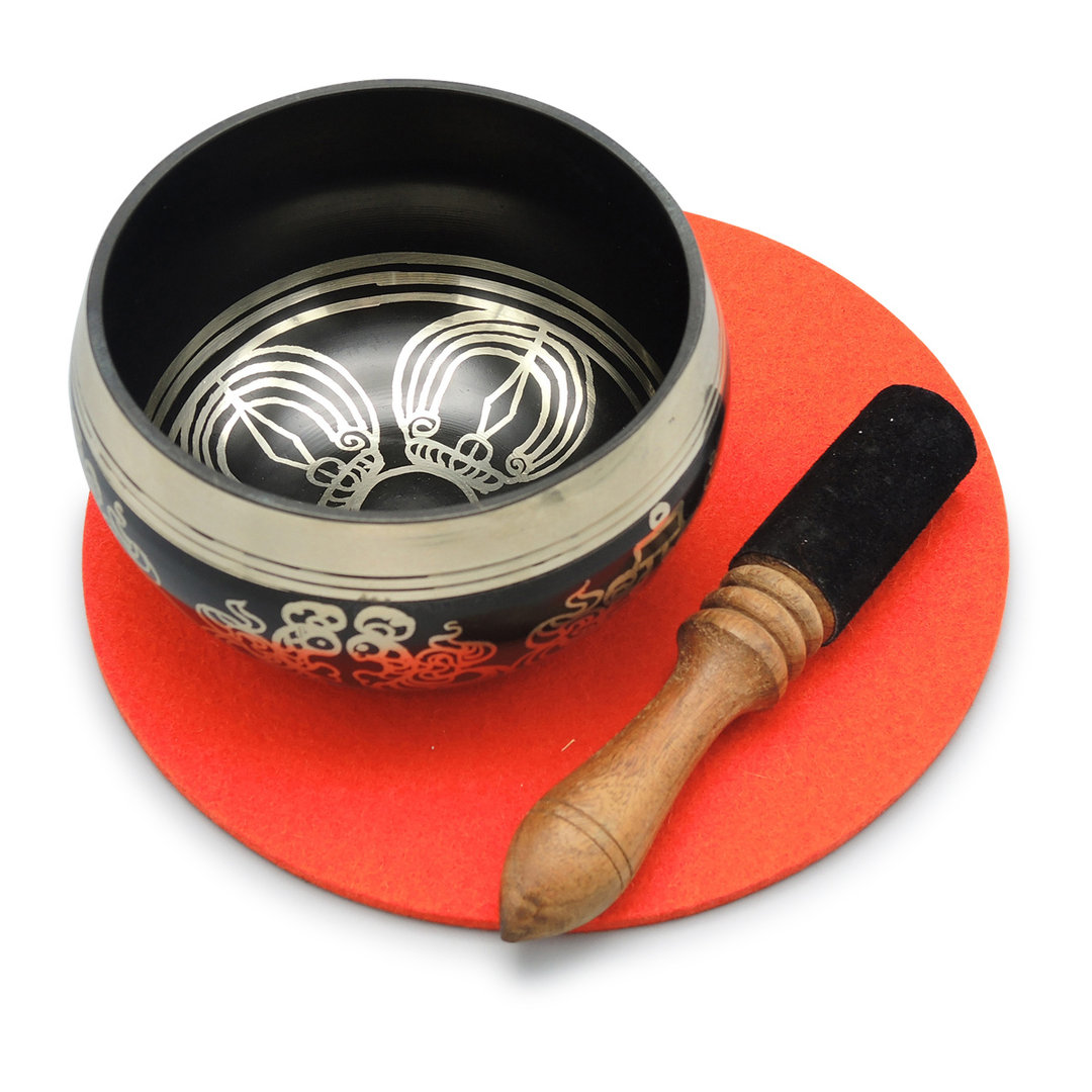 Handbemalte, gegossene Klangschale in Schwarz mit orangefarbenem Filz Pad und Holz-Leder Klöppel