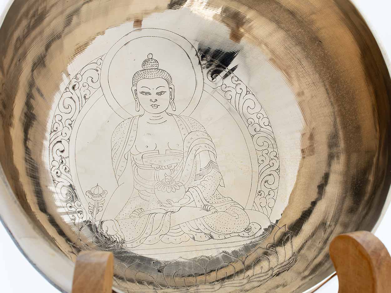 Vesakh Klangschale Buddhas Geburtstag 16.05.2022, Detailansicht der Innengravur