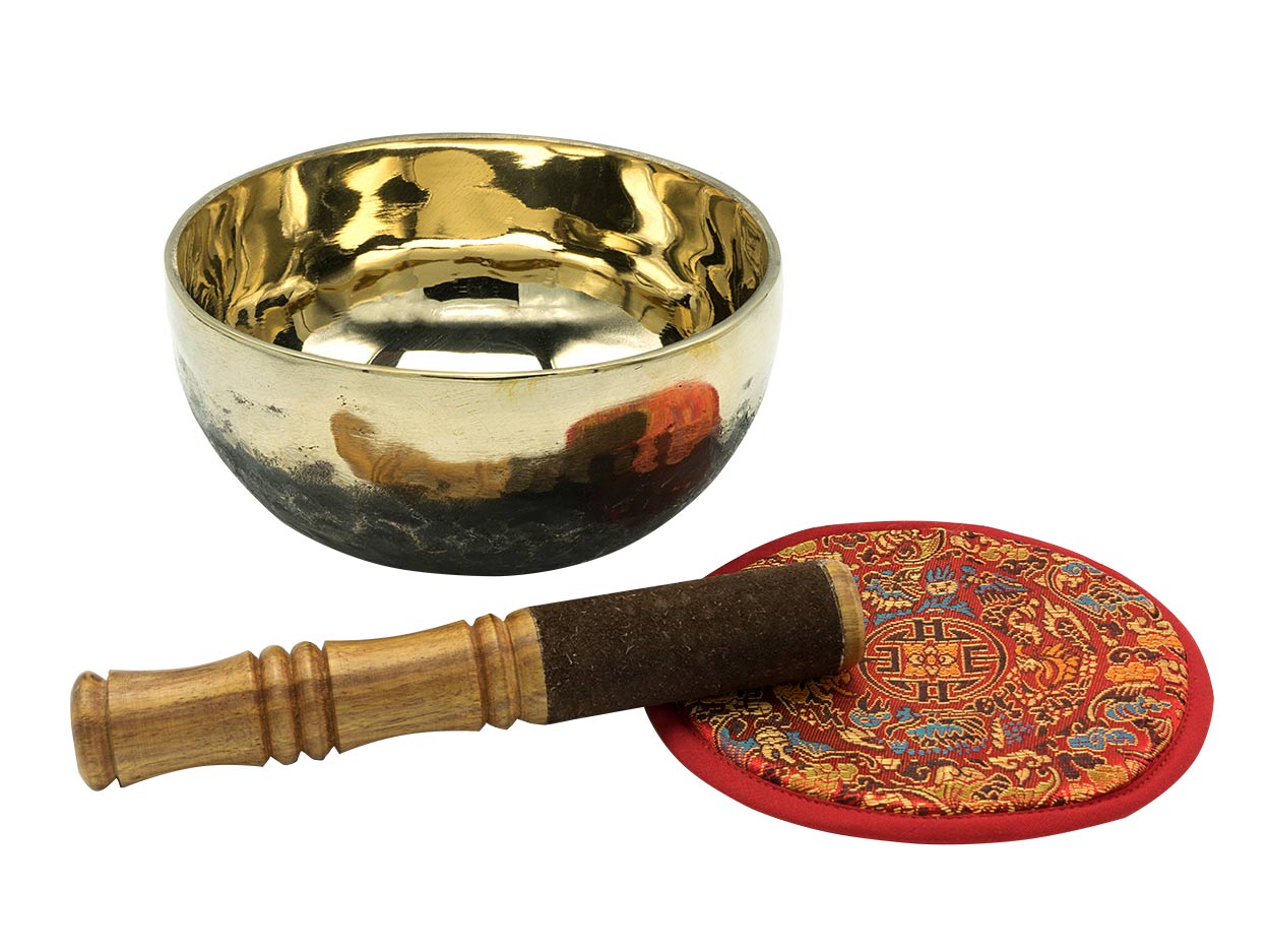 Zubehör für geschwärzte Klangschale: rotes Pad mit Mandala-Muster und Holz-Leder-Klöppel