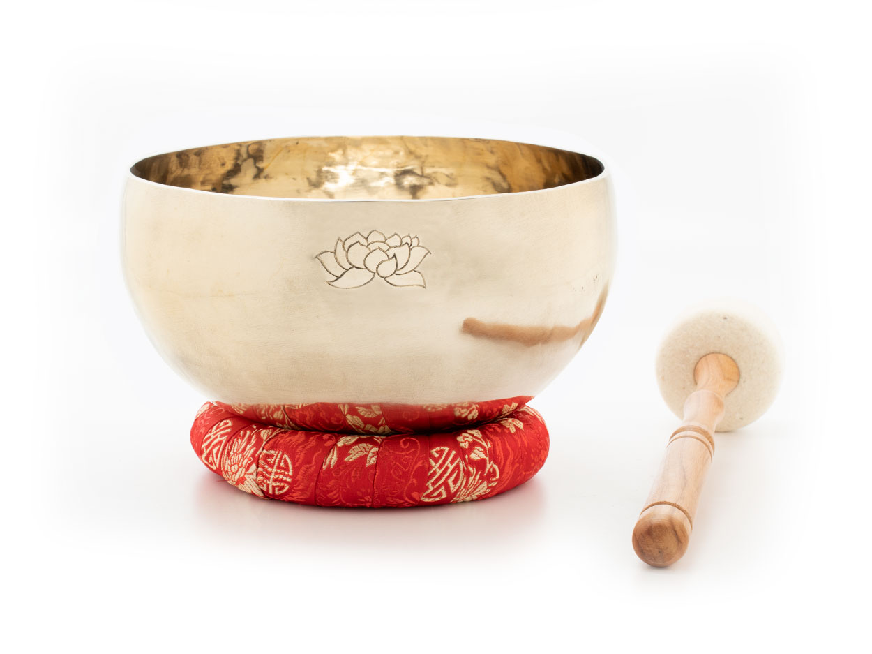 Klangschale mit Lotusgravur ca. 750-800 g, Holz-Filz Klöppel und rotem Ring mit Blumen-Motiv